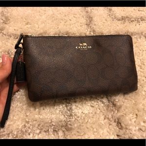 Coach signature wallet/clutch